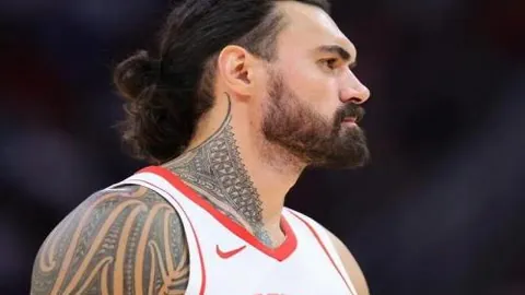 沙特球星穆罕默德-卡努场边独自抗伤病